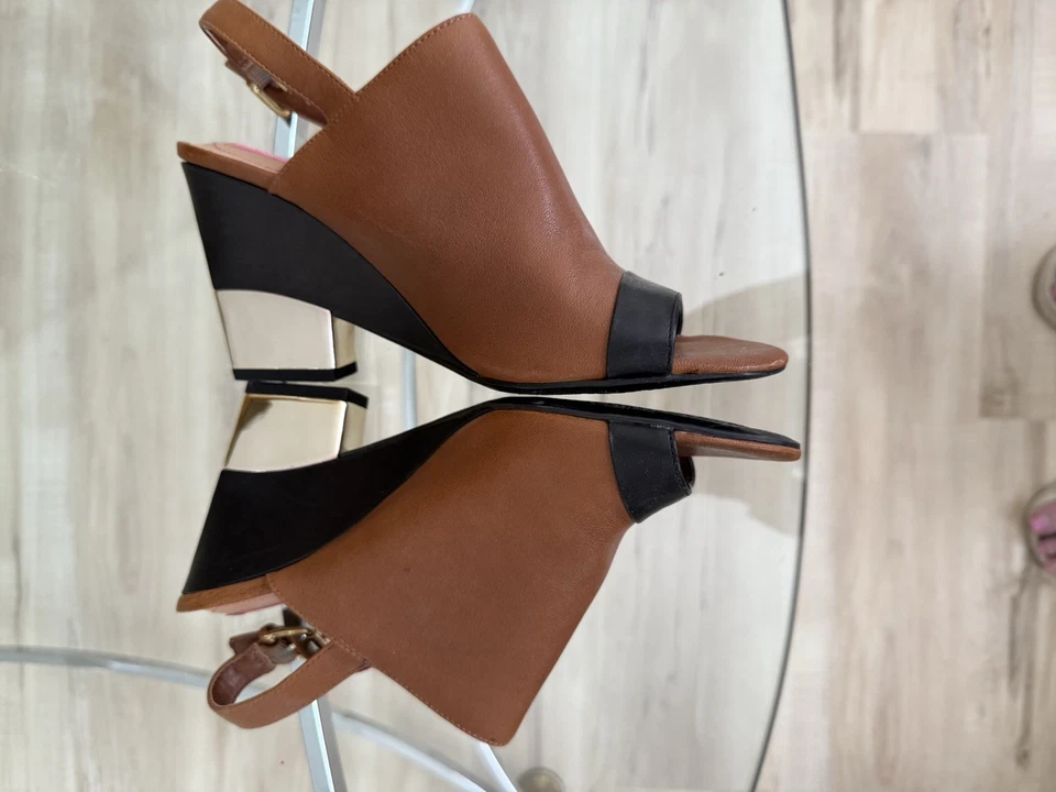 Zapatos Isaac Mizrahi Cuña Cordones Cuero Negro y Dorado Acento Talla 7.5 Algunos Pelados Foto 3 de 4