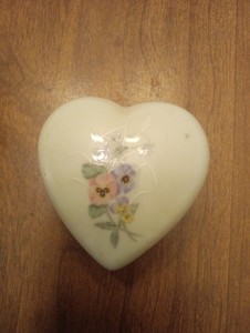 Russ Heart Shaped Porcelain Trinket/Jewelry Box Pink & Purple Pansies  #4938