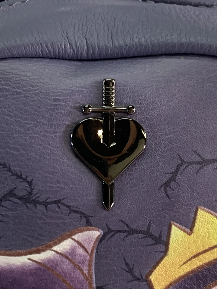 Mini mochila Loungefly Disney Villains para mujer púrpura sin lugar para cuentos de hadas Foto 3 de 4