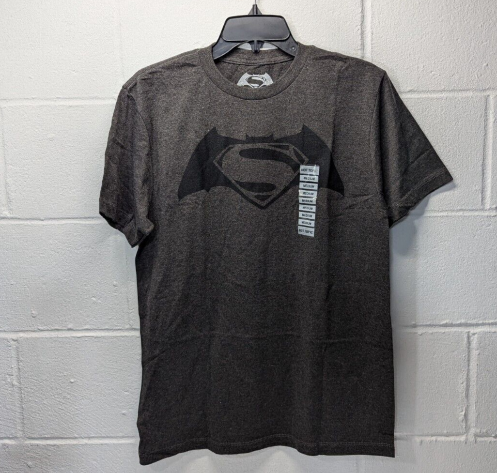 Batman vs Superman Hot Topics T Shirt Medium DC Comics Dawn of Justice
