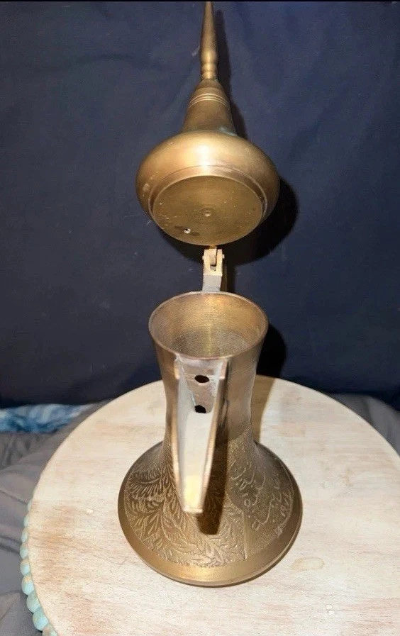 Cafetera decorativa vintage de latón Dallah árabe de Oriente Medio - diseño grabado Foto 4 de 4