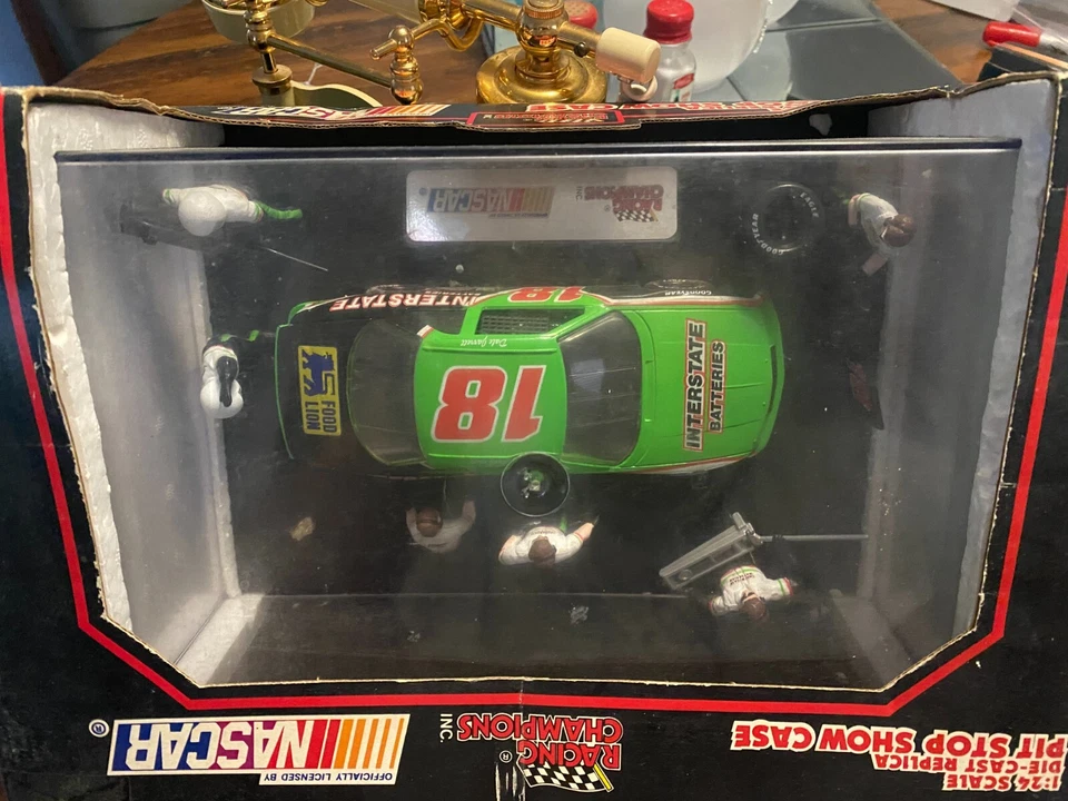 1992 Racing Champions 1:24 NASCAR Pit Stop Show Case Dale Jarrett Interstate #18 - Image 3 of 4