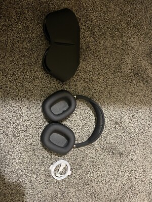 AirPod Maxes space grey with Smart Case