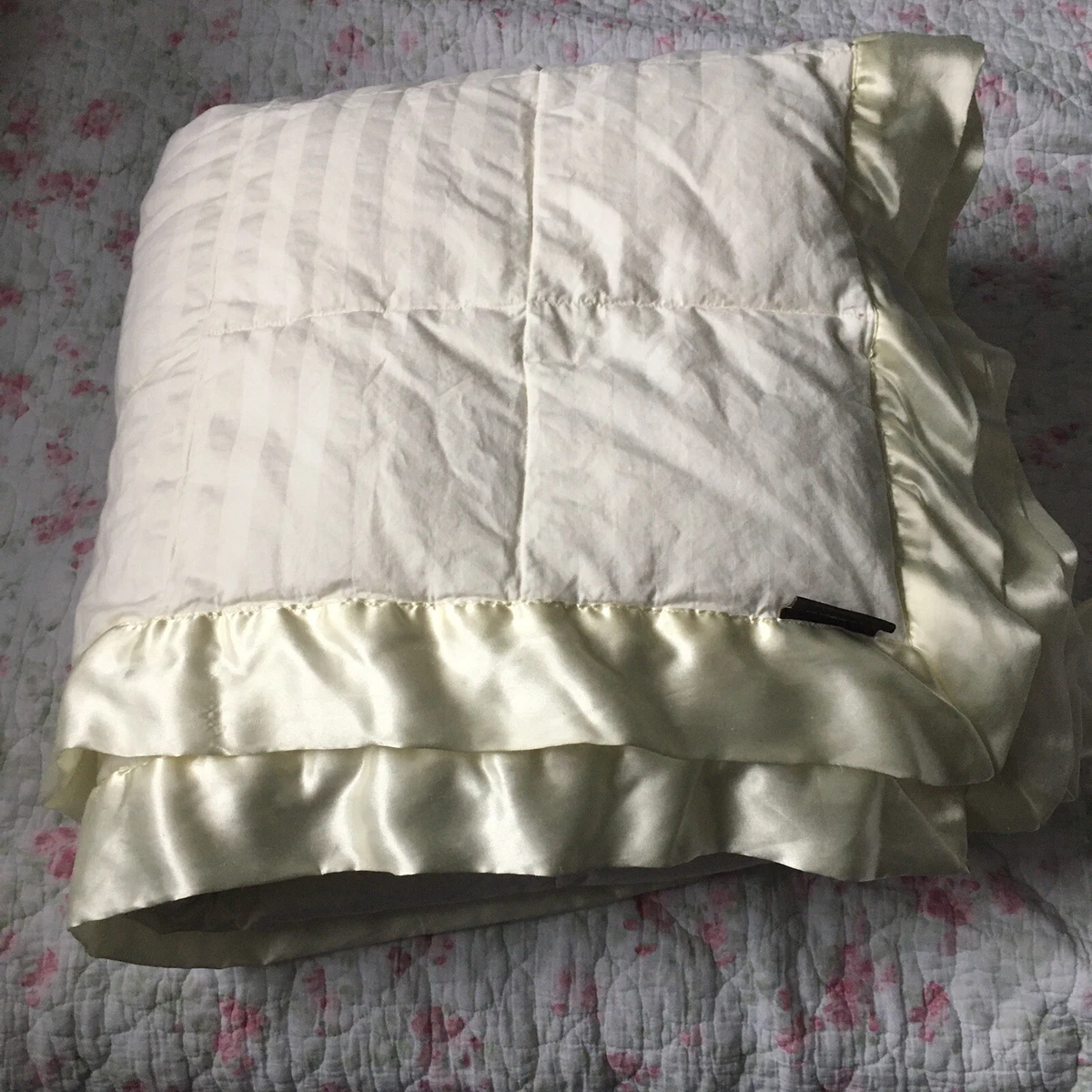 Comforter with online satin trim