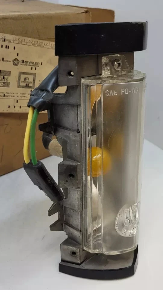 Chrysler Imperial 1969 conjunto de lámpara de estacionamiento lateral derecho 2983912 nuevo de lote nuevo Foto 2 de 4