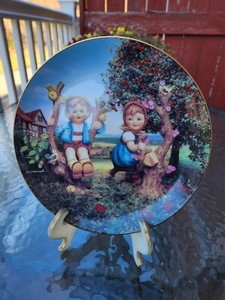 1992 Hummel Apple Tree Boy & Girl Plate Danbury Mint