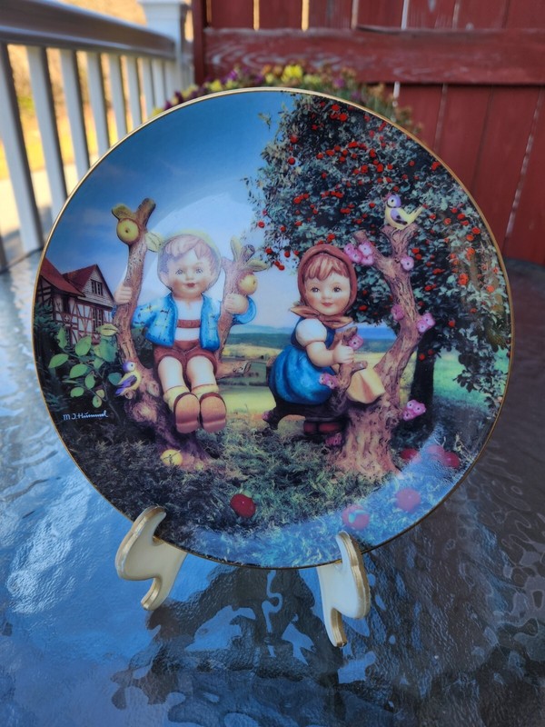 1992 Hummel Apple Tree Boy & Girl Plate Danbury Mint