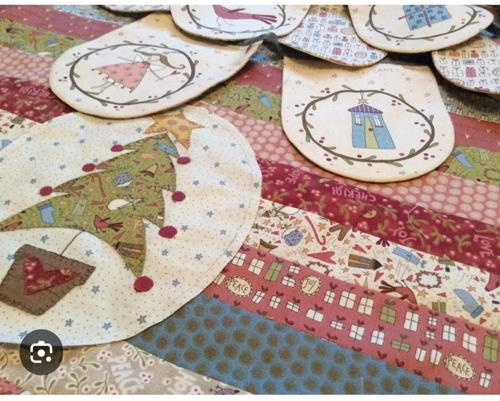 Under The Mistletoe de Anni Downs para Henry Glass & Co. 1/2 yarda Foto 2 de 2