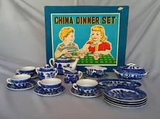 BLUE WILLOW Child's Porcelain TEA & DINNER SET 21 Pieces Original Box, Vtg 1960s