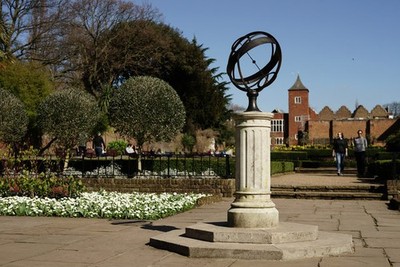 Foto 6x4 Holland Park Kensington\/TQ2579 Sonnenuhr im formellen Garten, um 2017
