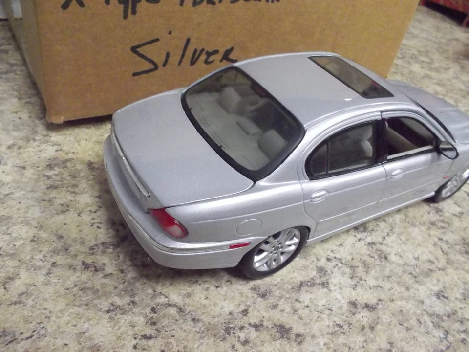 Maisto 2001 Jaguar X Type 4 door sedan Silver Car Metal 1/18 brown box - Image 4 of 4