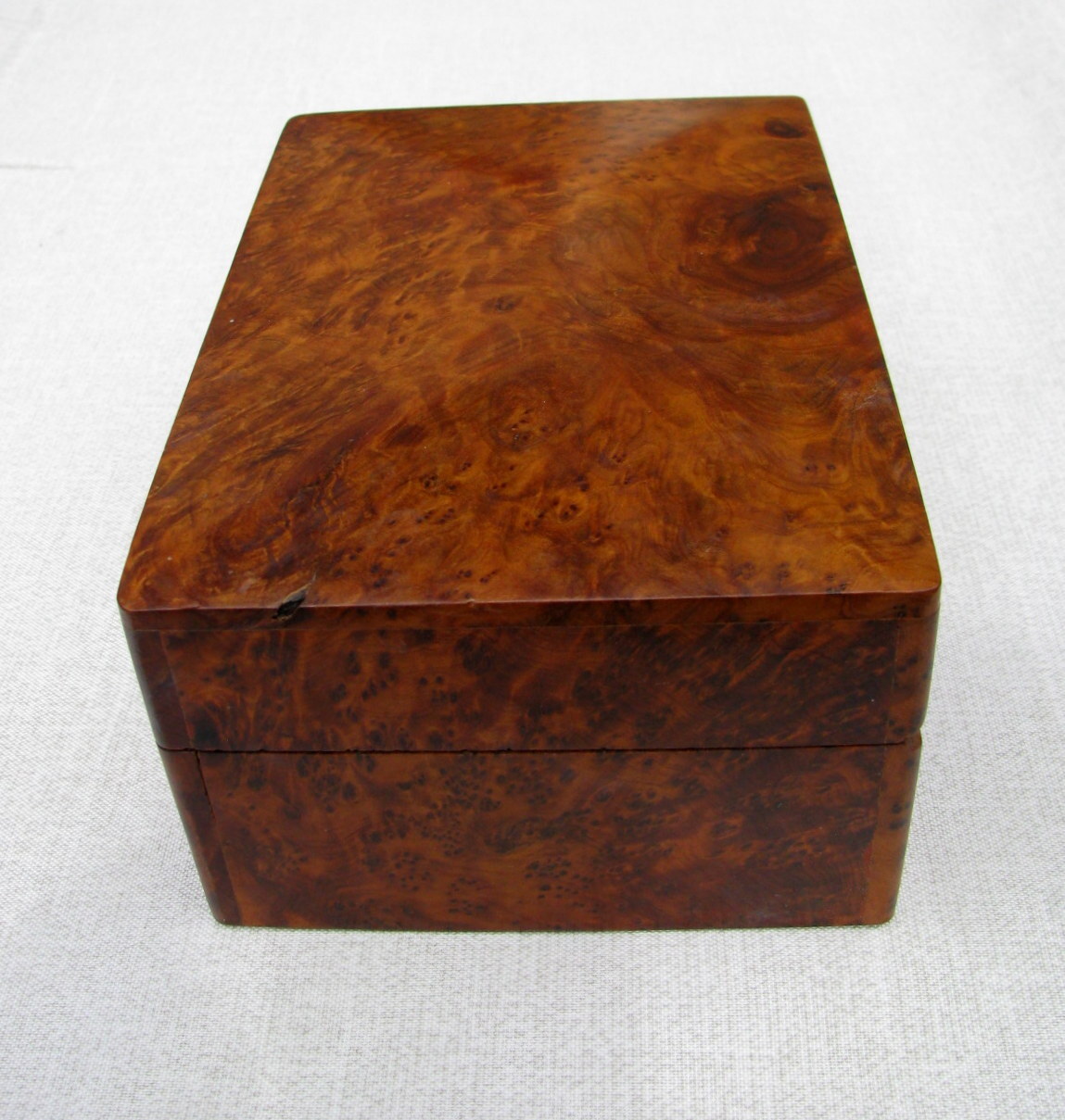 FINE VINTAGE SELECT BURL TWO LAYER JEWELRY/KEEPSAKE BOX DECORATIVE OBJECT D’ ART