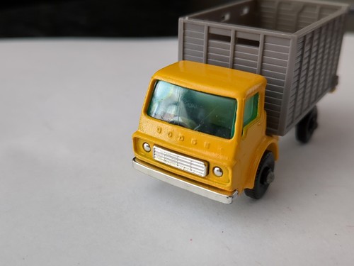 1966 Lesney Matchbox Dodge No. 37-C , Cattle Truck, Yellow, w/ 2 bulls (11) - Picture 8 of 9