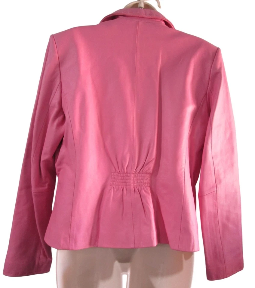 Chaqueta de cuero rosa con solapa de dos botones con acento floral Bl;azer Wilson damas grande E Foto 3 de 4
