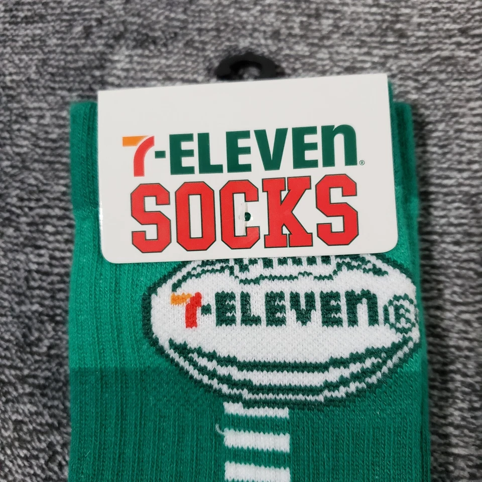 Nuevo Juego de 2 pares de calcetines blancos verdes novedosos para campo de fútbol 7-Eleven Foto 3 de 4