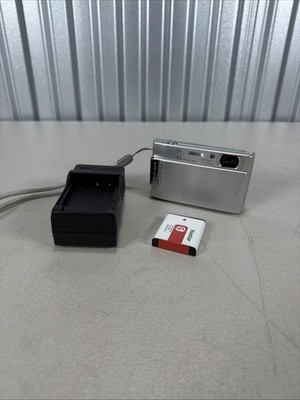 Sony Cyber-shot DSC-T100 8.1MP Digital Camera w/ Charger & Battery