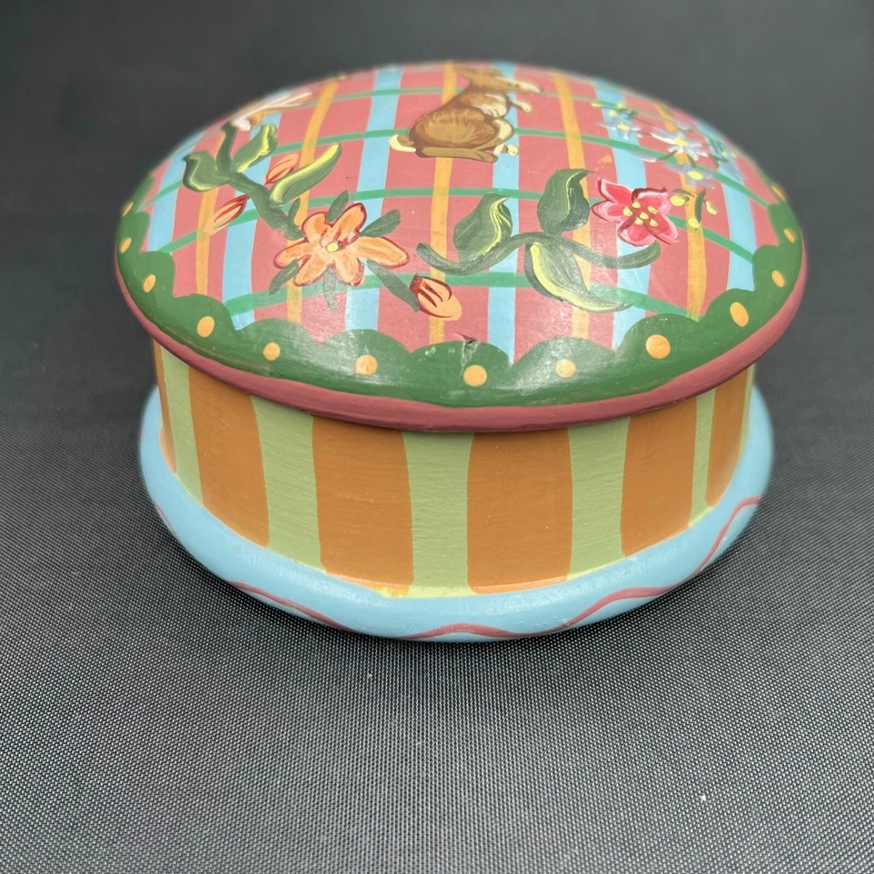 Cottage-core 1997 Wooden Trinket Box Easter Painted Rabbit BUNNY Round w/Lid - Image 3 of 4