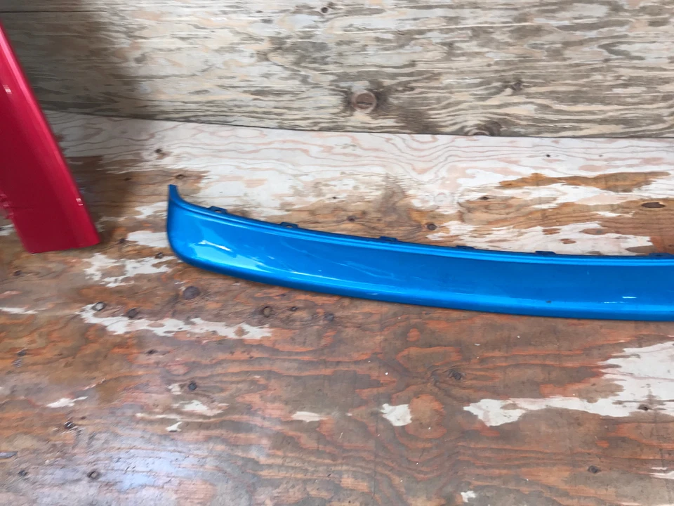 Parachoques trasero GEO Metro 1992 1993 1994 cenefa superior solo coincide Foto 4 de 4