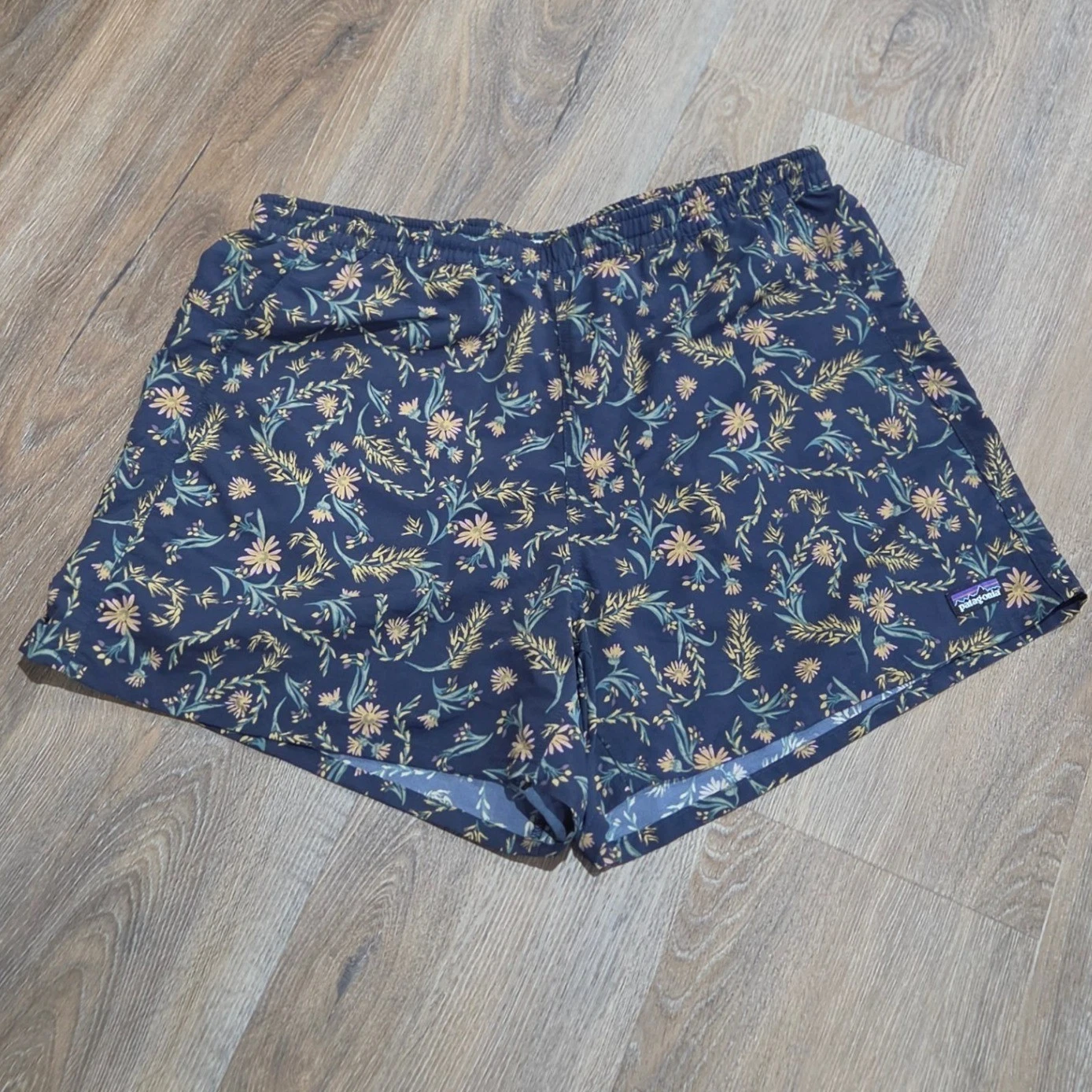 Patagonia Baggies Shorts Womens Large Navy Blue Yellow Floral Print Hiking Swim
Opens in a new windo
