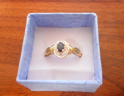 14 Karat Gelbgold ovaler Saphir mit 2 Diamanten Ringgröße 8 -- 2,45 Gramm -- Vintage