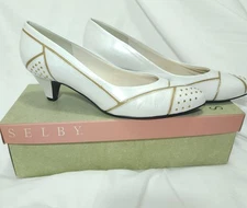 Vtg Selby Kitten Heel Pumps Womens Sz 9 Shoes White Pearl Kid Leather Gold Trim 