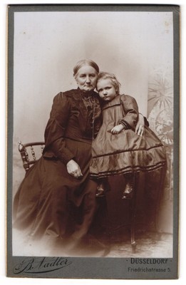 Fotografie B. Nadler, Düsseldorf, Friedrichstr. 5, Ältere Dame im Kleid mit ein 