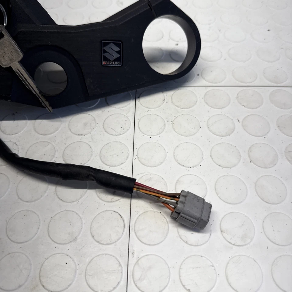 2007-2008 SUZUKI GSXR 1000 ÁRVORE TRIPLA SUPERIOR COM IGNIÇÃO Com CHAVE FABRICANTE DE EQUIPAMENTO ORIGINAL - Imagem 2 de 4