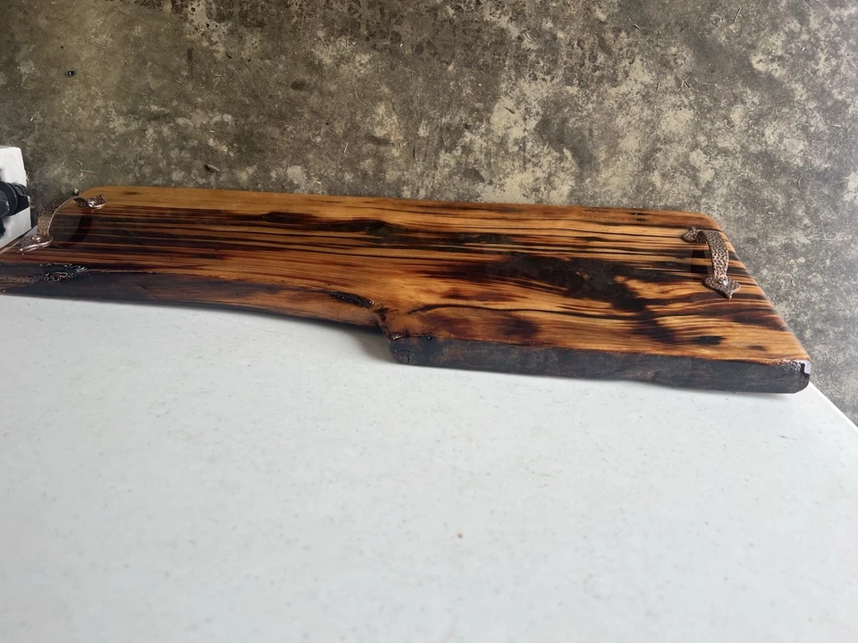 Tabla de comida/charcutería Pecky Cypress Foto 2 de 4