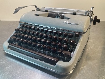 Olympia SM3 De Luxe Portable Manual Typewriter With Hard Case MINT Just Cleaned