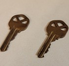 13 VINTAGE BRASS / METAL MISC. KEYS INCL. 2 PAIRS HOUSE SUITCASE PADLOCK WESLOCK — photo 2