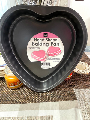 Handy Helpers Metal Heart Shape Bake Pan Large  11'' x 10.5'' x 1.75