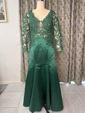 Green Lace Satin Mermaid Dress V-Neck Long Sleeve Floral Embroidery Formal