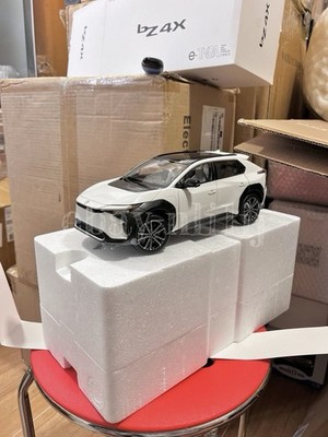 (FLAW) 1:18 Scale 2023~2025 Toyota bZ4X AWD Wind Chill Pearl Diecast Model Car