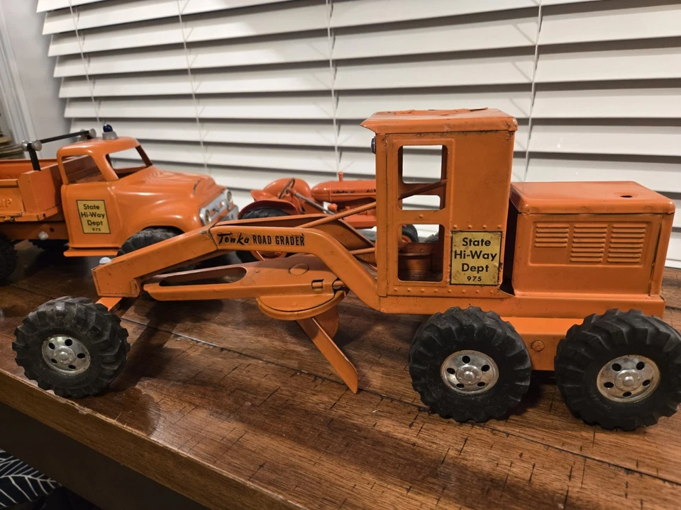 Niveladora de carretera Tonka 1958 de colección + camión de volteo Tonka 1956 y tractor agrícola de plástico Foto 3 de 4