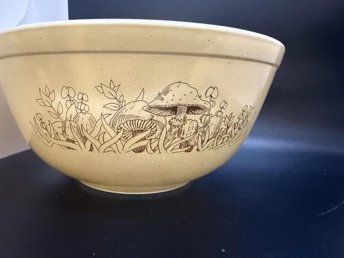PYREX Forest Fancies Vintage Cream Tan & Brown Mushrooms 403 Mixing Bowl 2.5 L
