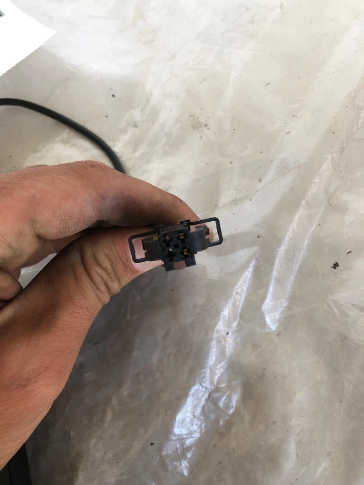 Audi A6 Avant Quattro 2006 cinturón de seguridad delantero canastilla asiento hebilla lado izquierdo del conductor Foto 3 de 4