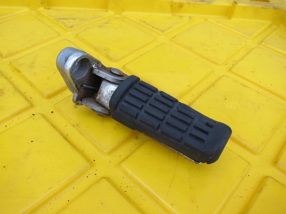 Honda V45 Interceptor 1983 VF 750 F OEM REPOSAPIÉS DELANTERO IZQUIERDO CLAVIJA PASO A PASO Foto 3 de 4