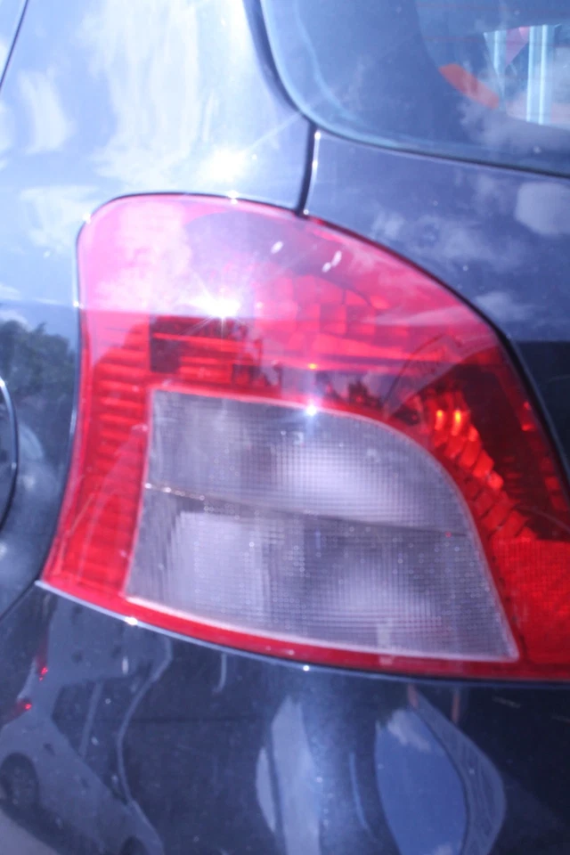 FARO TRASERO IZQUIERDO TOYOTA YARIS TR BLANCO ROJO 2006-2008 Foto 2 de 4