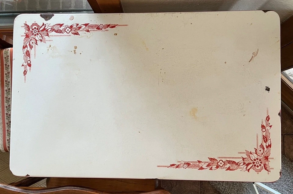 Antigua mesa de preparación de acento de cocina esmaltada roja y blanca vintage base de madera Foto 2 de 4