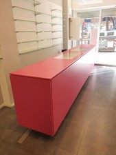 bancone negozio usato colore Fucsia L. 3.60 H 0.90 con cassetti, vetrata