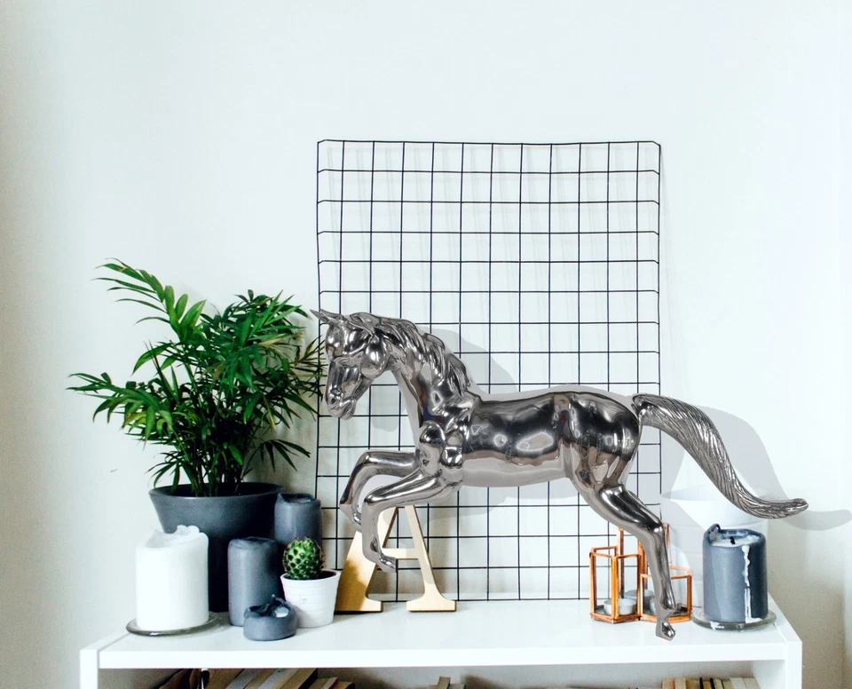 Estatua grande fundida de un caballo - niquelada - 35" de largo Foto 2 de 3