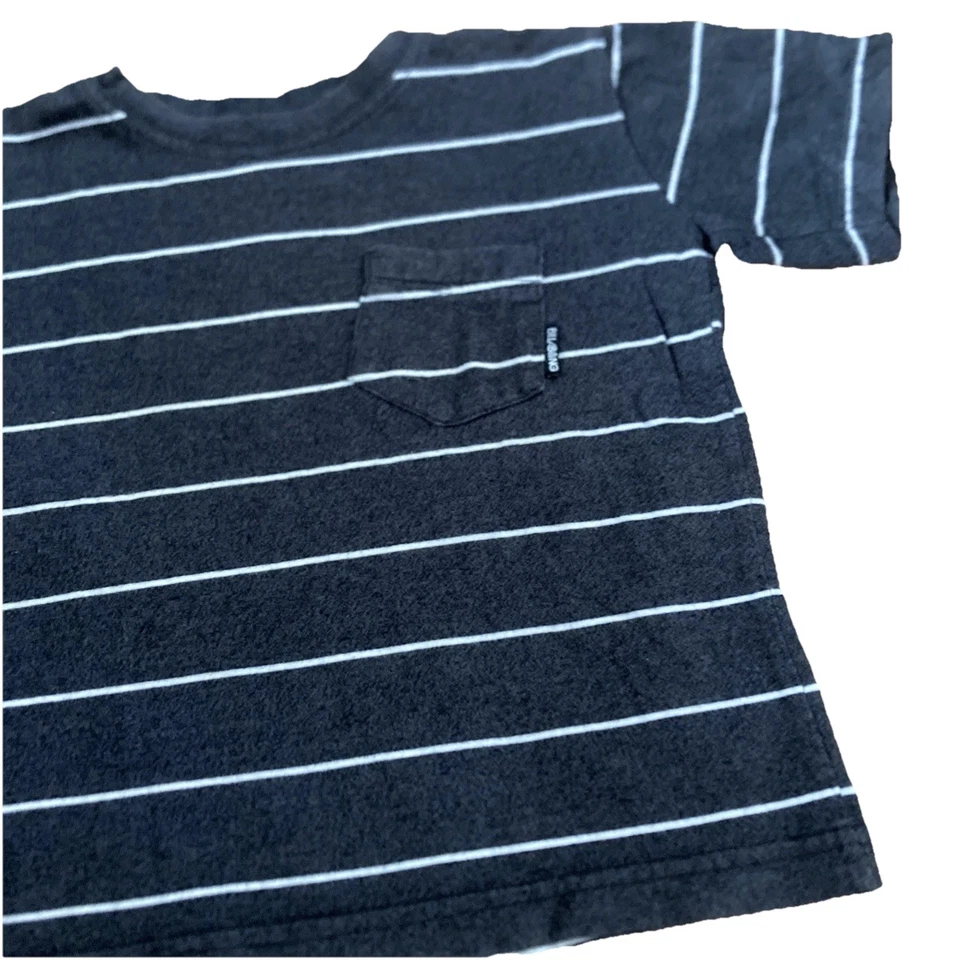 Camiseta Billabong Negra/Gris Blanca Rayas Bolsillo Frontal Niño Pequeño Talla 2T Foto 3 de 4