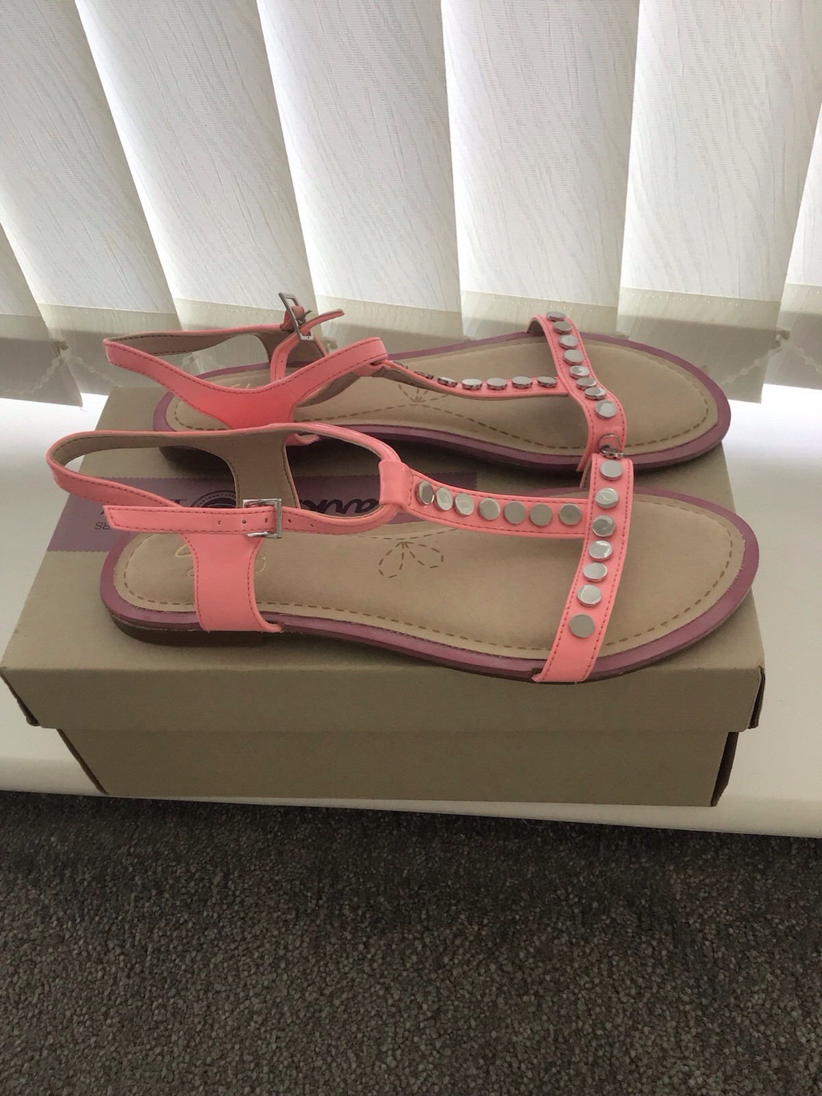 SAOLA Sandali estivi Clarks nuovi ancora con scatola. Suola cuscino.