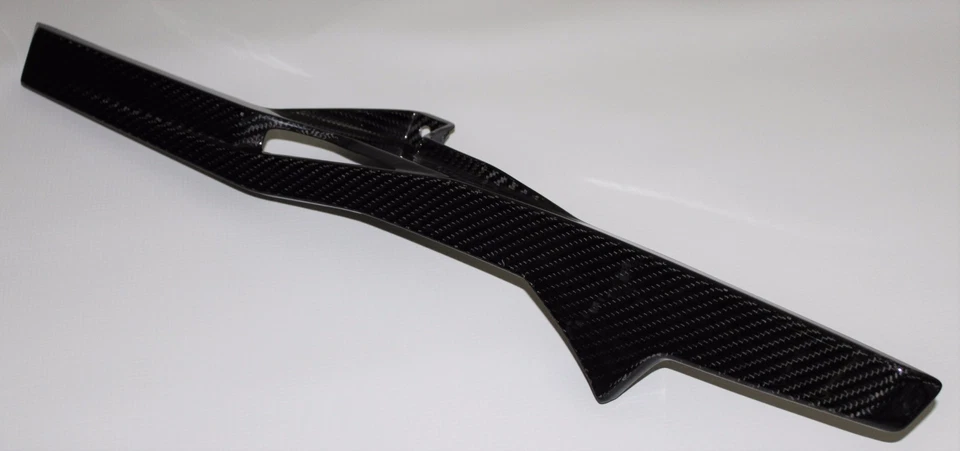 Protector de cadena de fibra de carbono para Aprilia (Dorsoduro 750, 900, 1200 2008-2021) Foto 3 de 4