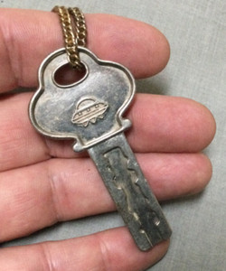 Flying Saucer Key On Chain- UFO Spaceship Outer Space Alian Novelty