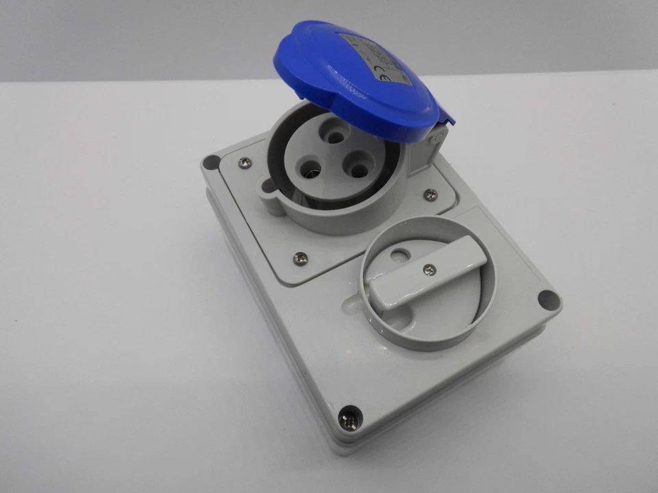 GEWISS GW66015 32 AMP 240 VOLT 3 PIN BLUE IP44 INTERLOCKED SWITCHED SOCKET  - Image 3 of 4