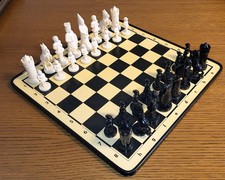 Schachspiel, ca. 65 Jahre alt und eine Spielesammlung