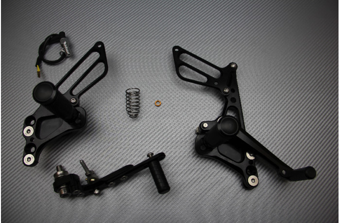 Commandes reculées moto GSXR 1000 réglables pour posture circuit sur Suzuki