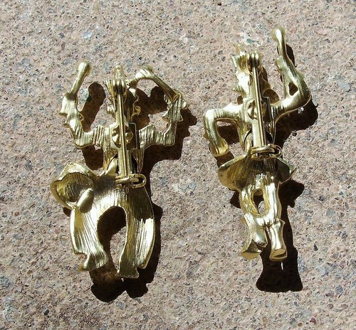 Vtg PAIR OF PINS Drum Major & Majorette, ARTICULATED Gold Tone with Blue Stones - Picture 2 of 4