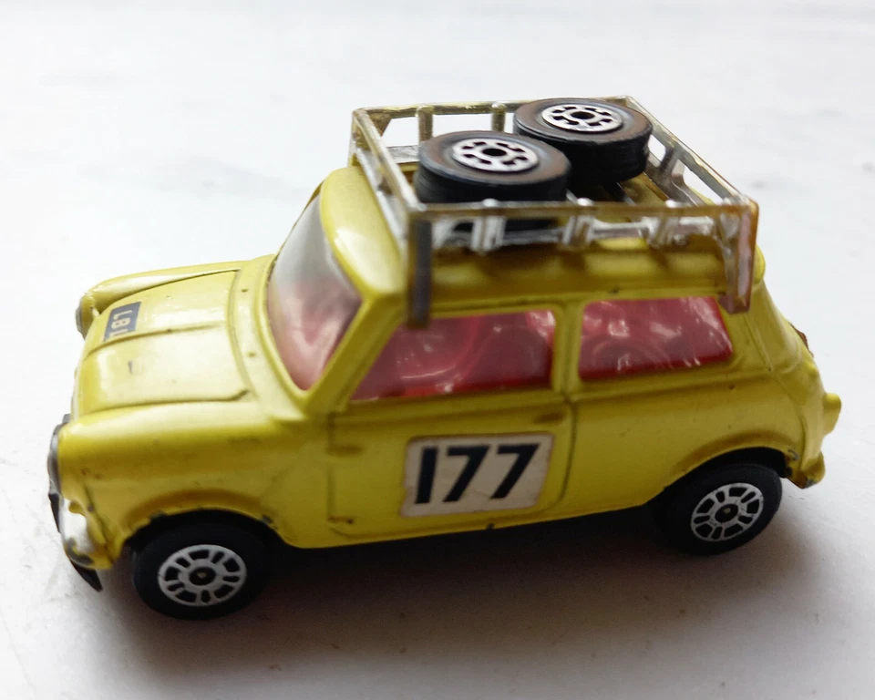 MODELLINO CORGI TOYS BMC MINI COOPER S (YELLOW) - Immagine 2 di 4